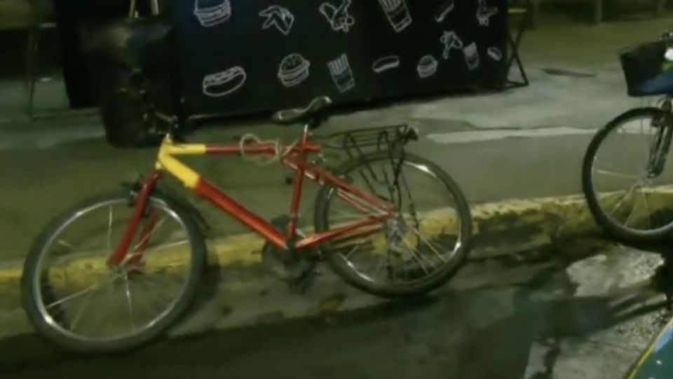 Mientras acomodaba su bicicleta, el hombre sufrió un paro cardiaco