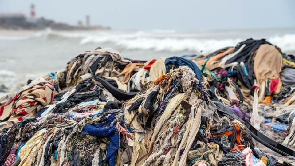 Toneladas de ropa usada llegan diariamente a algunos países, provocando un grave problema de contaminación.