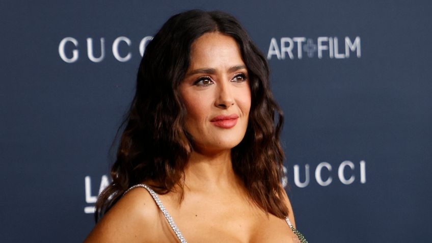 Salma Hayek derrocha elegancia en Hollywood con vestido escotado de hombros caídos