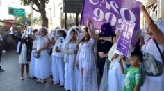 Vestidas de novias, colectivas protestan en la FGR por funcionario deudor alimentario