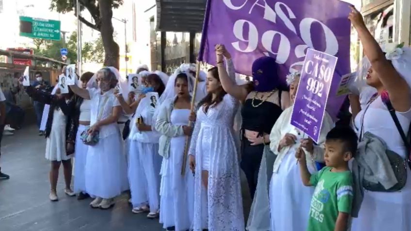 Vestidas de novias, colectivas protestan en la FGR por funcionario deudor alimentario