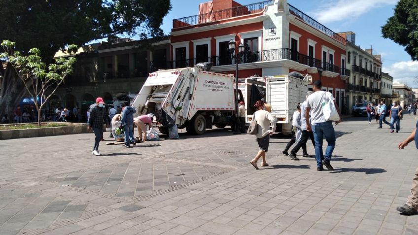 Los comerciantes de Oaxaca levantan la basura que el Sindicato Independiente 3 de Marzo dejó en el Zócalo