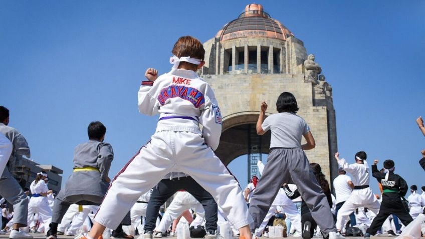 Asisten 3 mil personas Súper Clase de Artes Marciales en Monumento a la Revolución