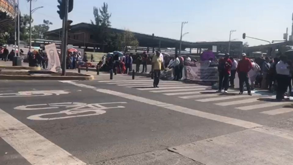 Cientos de trabajadores sindicalizados del Conalep, Colegio de Bachilleres y CBTIS arribaron desde las 10 de la mañana a las inmediaciones