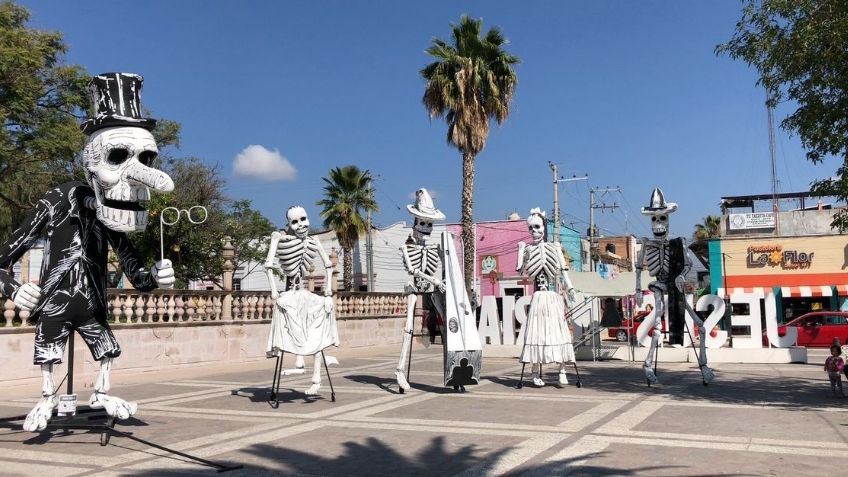 Desde Aguascalientes hasta Jesús María, las calaveras de Posada lucen evocativas en la plaza principal.