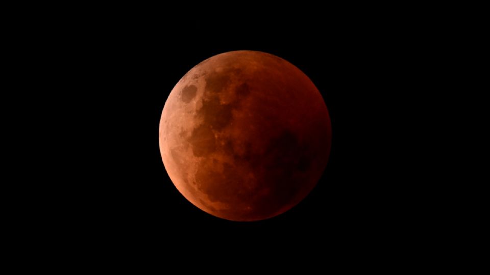 La luna se pudo ver de color rojo por el paso exacto de la tierra entre la luna y el sol