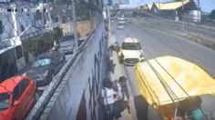 VIDEO | Así fue el brutal momento en que un automóvil embistió puestos ambulantes en Ecatepec