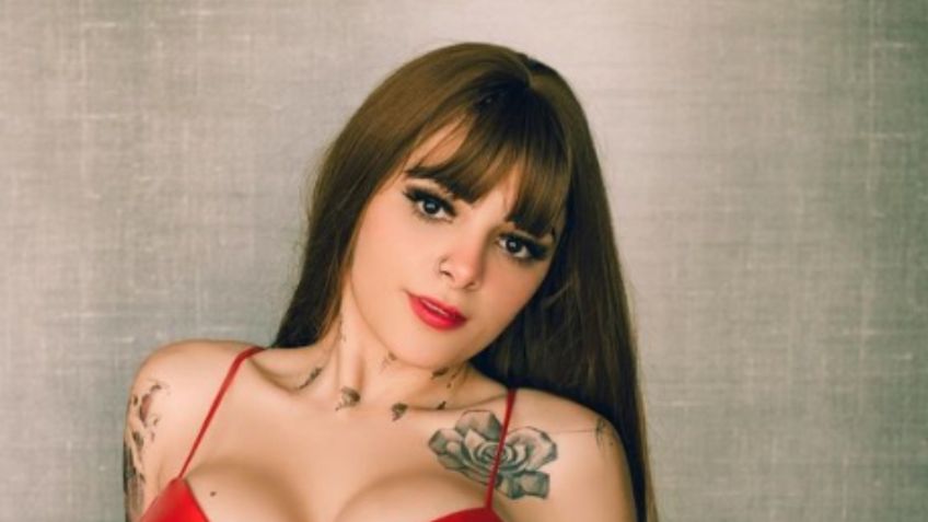 Frente al espejo, Karely Ruiz presume sus curvas con escotado mini vestido