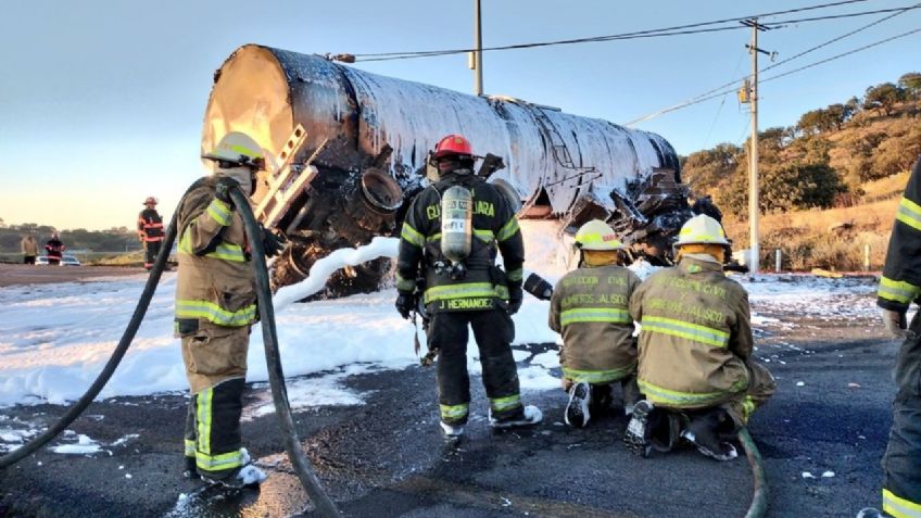 Pipa con 20 mil litros de tequila explotó y provocó caos en carretera Guadalajara-Tepic