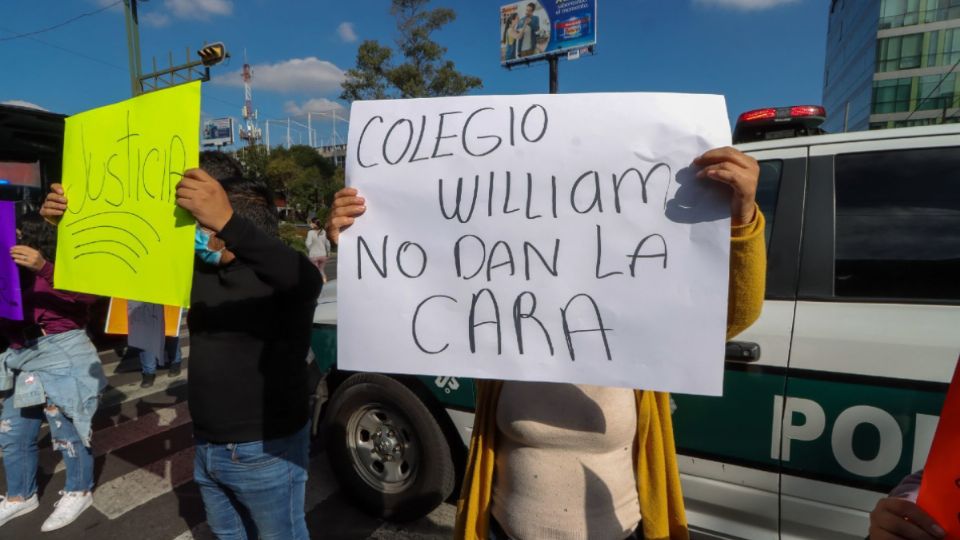 Los padres y familiares del menor junto con otros padres de familia se manifestaron a las afueras de la escuela.