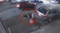 VIDEO | El aterrador momento en que una mujer cae a una coladera sin tapa en la Benito Juárez