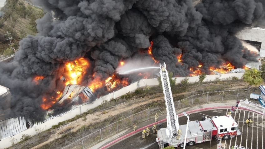 Baja California registra fuerte incendio en Parque Industrial de Tijuana