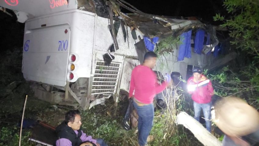 Oaxaca: volcadura de camión deja un muerto y 14 personas heridas