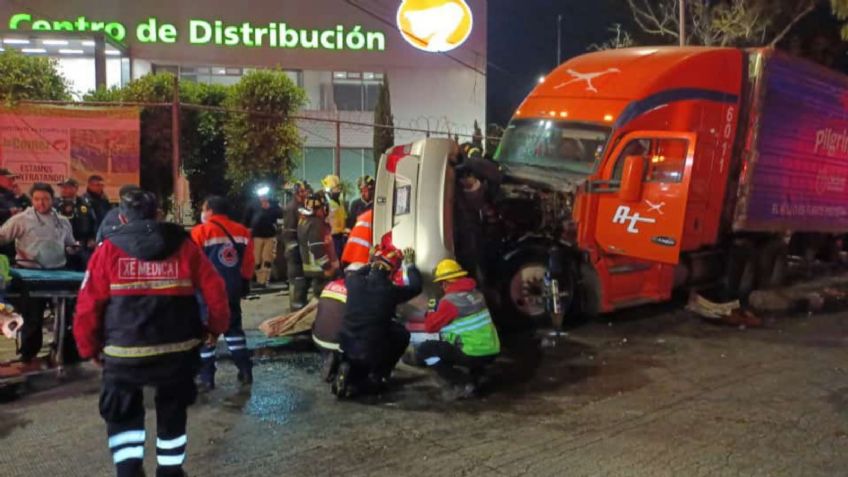 En FOTOS: un automovilista prensado se salva de milagro tras quedar un terrible choque en calzada Vallejo