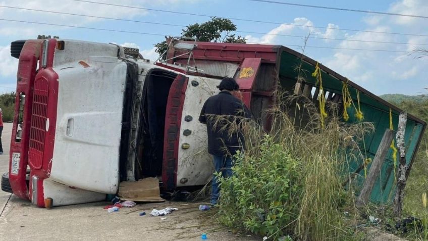 Volcadura en Veracruz cobra la vida de 2 migrantes y lesiona a 20