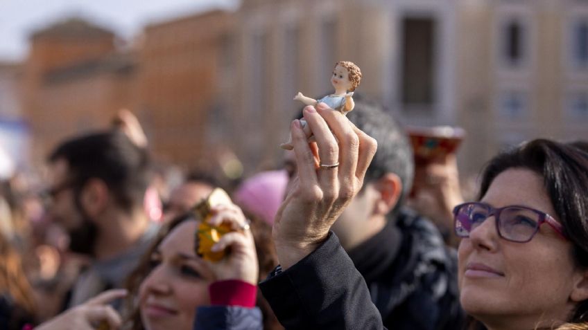 El Papa Francisco bendice figuras del Niño Jesús