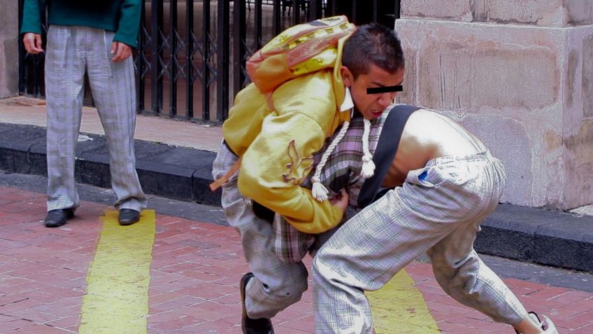 VIDEO | Alumnos de secundaria tienen tremenda pelea y nadie hace nada, insultan a una señora que los quiere separar