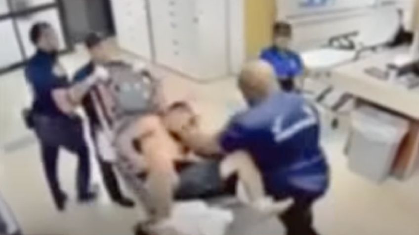 VIDEO | Un bombero golpeó a un paciente que le escupió en la cara