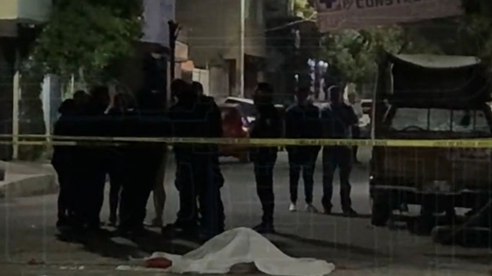 El hombre asesinado quedó tendido en el suelo, a media calle