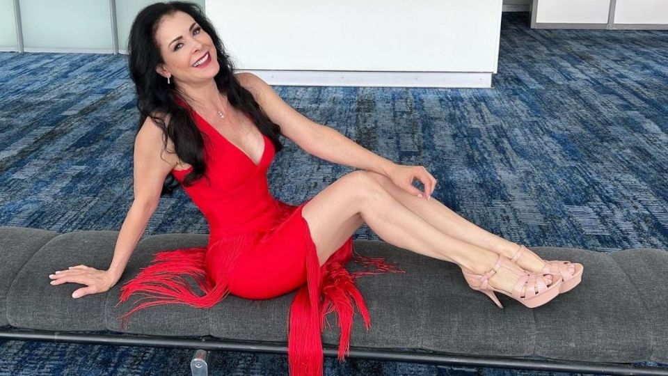 La bella actriz de 62 años de edad es una aficionada de los outfits en color rojo