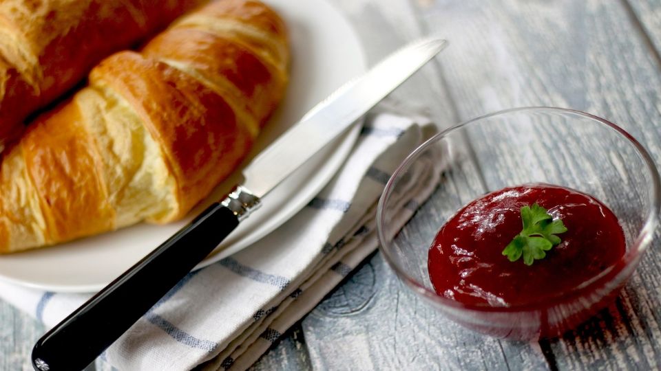 El indigente se acercó al comerciante para pedirle un plato de comida.