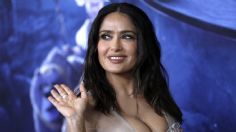 Salma Hayek impone moda con vestido de princesa y corsé de transparencias