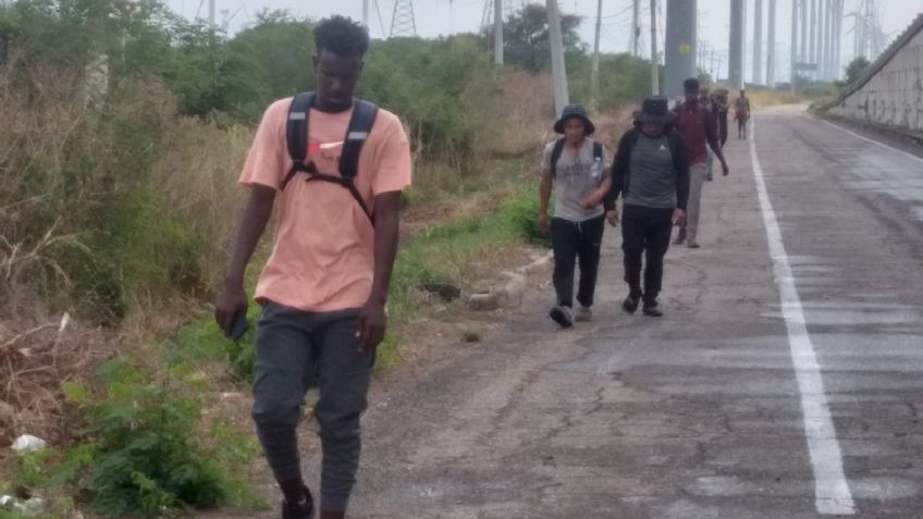 Migrantes salen en caravana de Oaxaca ante el cierre del módulo del INM