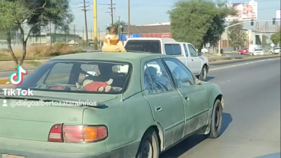 Un conductor grabó a una supuesta bebé que viajaba en el techo de un automóvil. FOTO: Especial