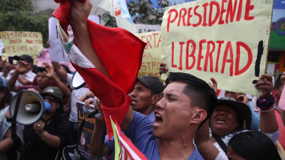 Cientos de personas piden la liberación de Pedro Castillo hoy, en los exteriores de la base de la Policía donde se encuentra recluido en Lima.