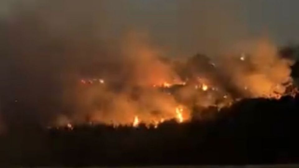 El incendio sigue siendo sofocado por los bomberos.