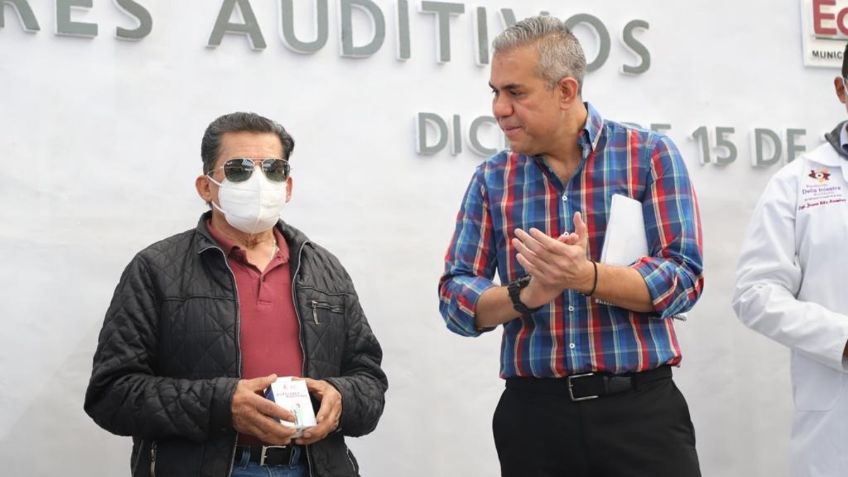 Fernando Vilchis entrega aparatos auditivos a adultos mayores en Ecatepec