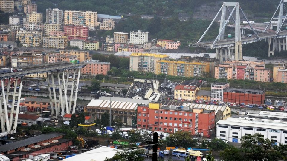 El puente se derrumbó el pasado 14 de agosto de 2018. FOTO: Reuters