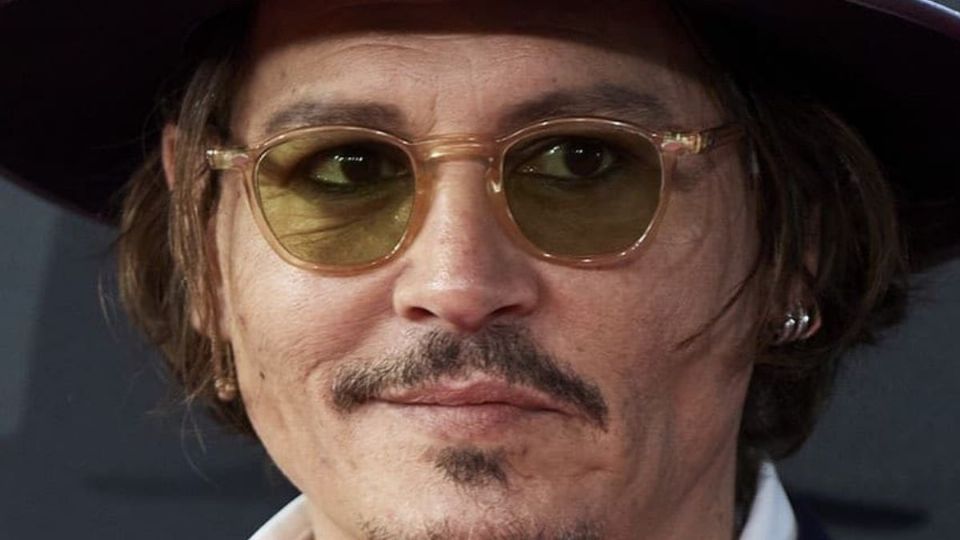 Johny Depp posando. Fuente Instagram @johnny.deep.fan