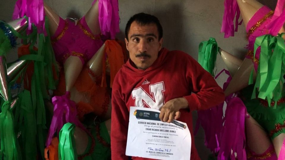 Hace una cordial invitación a la gente a que acuda al domicilio Gema 256, Norias del Ojocaliente a comprarle una piñata