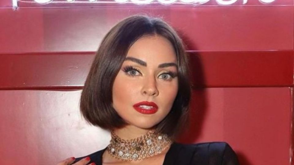 Claudia Martín arrasa con romántico mini vestido perfecto para Navidad