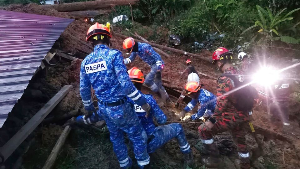 Cuerpos de emergencia hacen labores de rescate en la zona del desastre