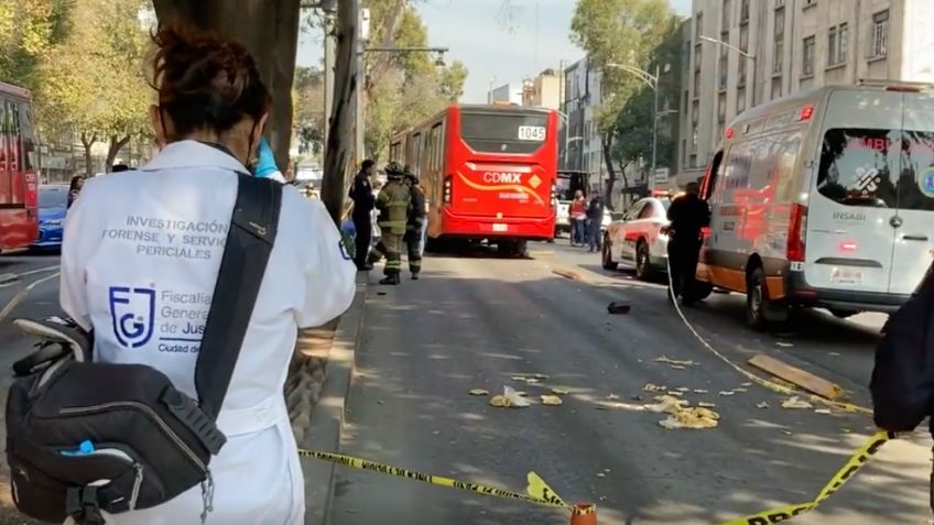 Tragedia en la Tabacalera: un repartidor de tortillas se brinca el camellón de Insurgentes y lo aplasta el Metrobús