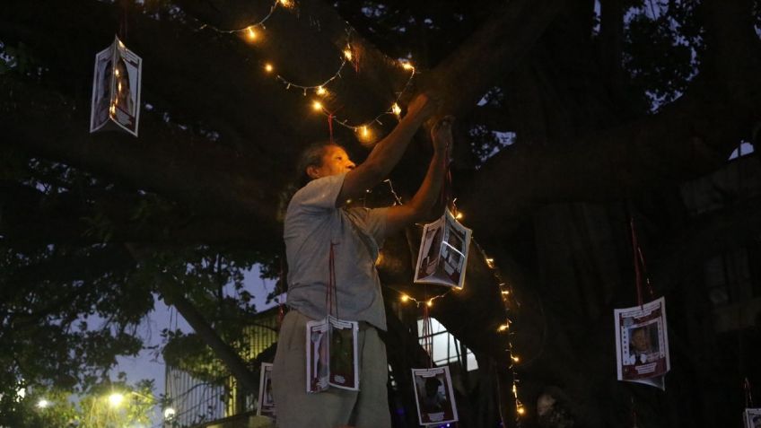 Cambian esferas por fotografías de desaparecidos en árbol de Navidad de Acapulco