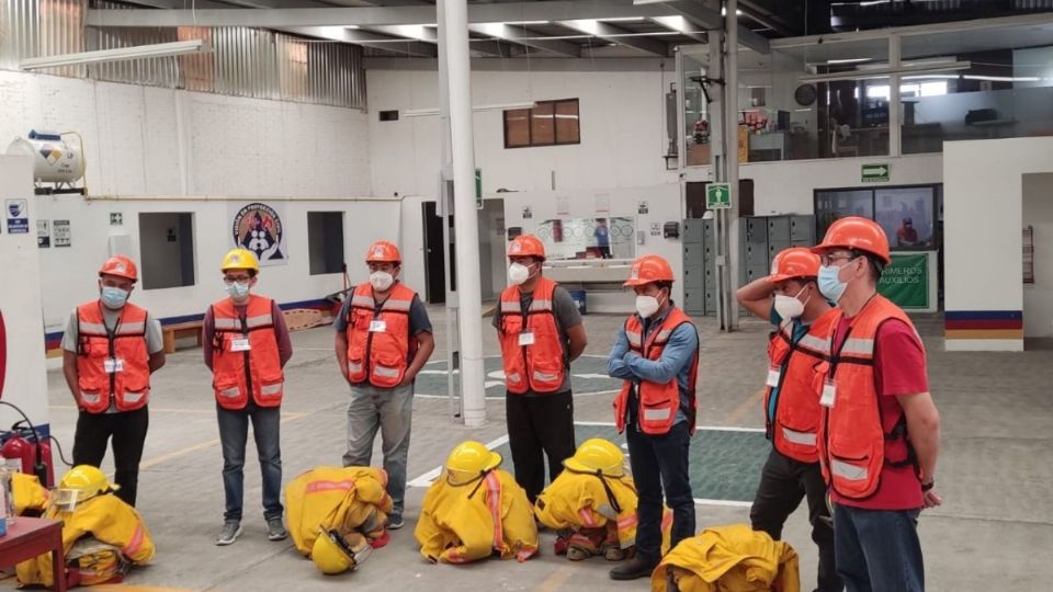 Personal del Metrobús durante la capacitación