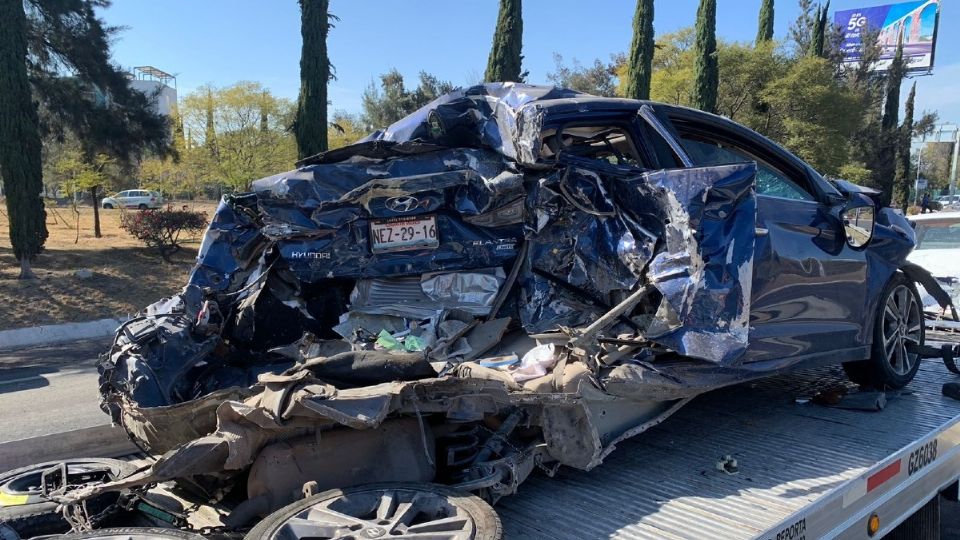 La pesada unidad que transportaba toneladas de maíz en bulto, registró una falla mecánica