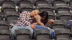 VIDEO | Una pareja se queda dormida durante concierto de Grupo Firme y desata debate en redes