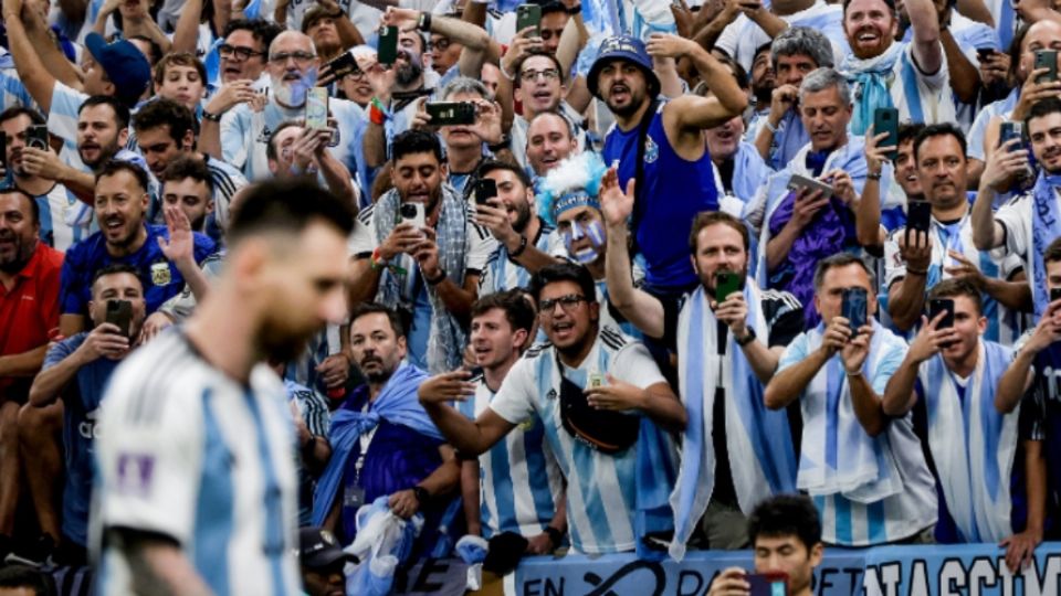 Miles de argentinos apoyan a Messi.