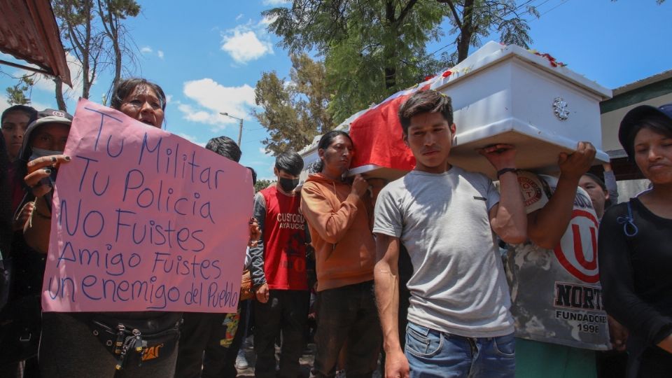 Familiares y amigos asistieron al funeral de una víctima de las revueltas