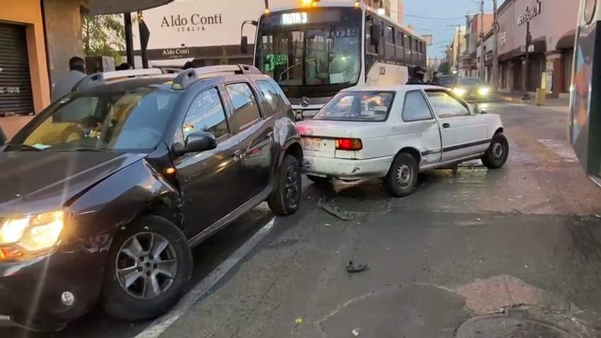 Urbanero frena de repente para evitar accidente y ocasiona que una mujer caiga en el pasillo