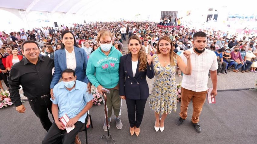 Encabezan Evelyn Salgado y Ariadna Montiel la entrega de tarjetas de Programa de Pensión Universal para el Bienestar