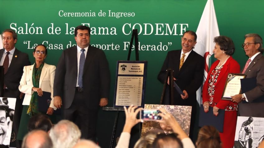 "El Payo" recibe premio “Luchador Olmeca”