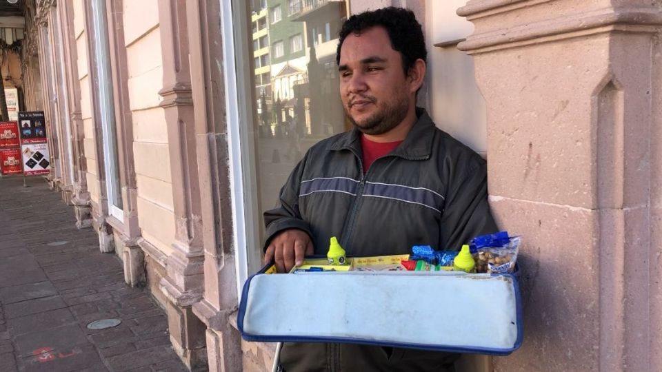 Fernando de 33 años, padece de ceguera, tiene una carrera universitaria y desde que terminó únicamente ha ejercido su profesión  en una ocasión