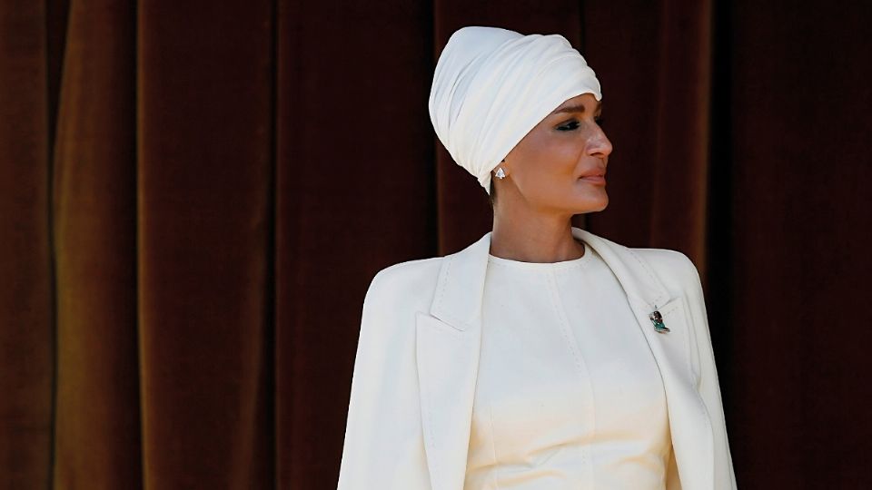 Moza bint Nasser no solo llama la atención por el parecido que comparte con Ninel Conde, pues la prensa internacional la considera la figura que representa el modernismo femenino en Qatar