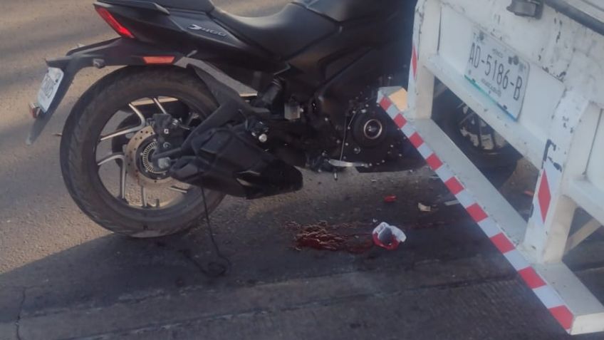 Veloz motociclista resulta herido al estrellarse atrás de una camioneta