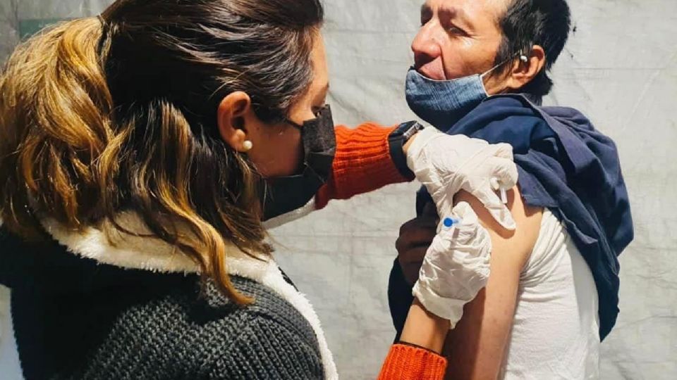 Además del apoyo médico, las personas reciben comida.